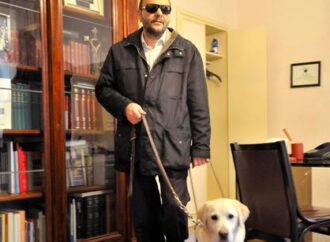 Guide vocali, cani guida e disability manager: l’autobus per ipovedenti