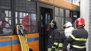 Ancona, bus contro palazzo: 18 feriti e contusi, nessuno in pericolo di vita