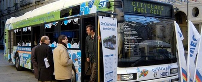 Liguria, fermi gli autobus a idrogeno voluti da Burlando: non c’è il distributore. Ma Toti ne vuole altri e impegna 2 milioni