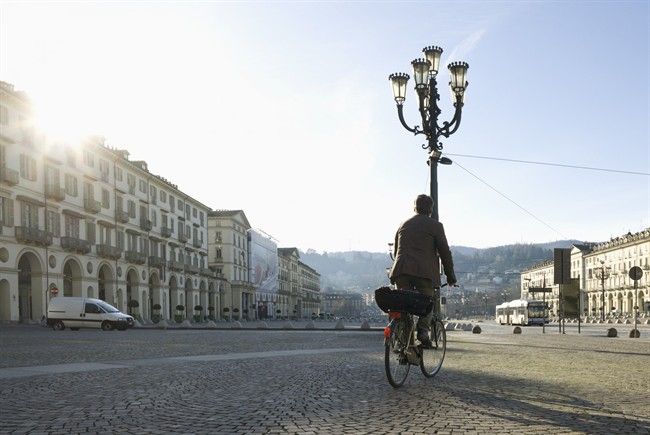 Torino, meno spostamenti in auto e bus, aumentano bici e pedoni