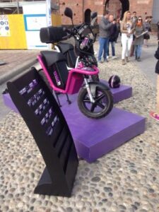 Milano: gli scooter di Motit pronti a sfrecciare sotto il Duomo