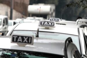 Milano: sì alla piattaforma web e al numero unico di ricerca dei Taxi