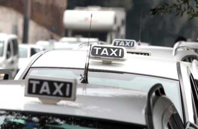 Milano: sì alla piattaforma web e al numero unico di ricerca dei Taxi