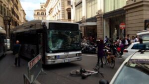 Autobus vecchi, rotti e senza ricambi: oltre mille incidenti in tre mesi