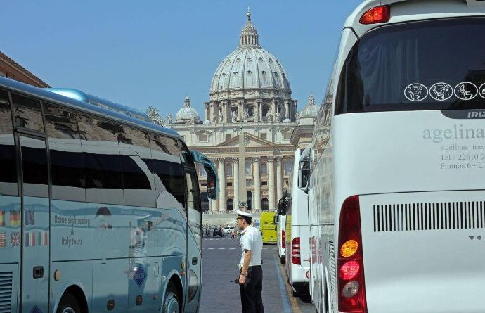 Roma: bus turistici, sì della commissione al nuovo regolamento
