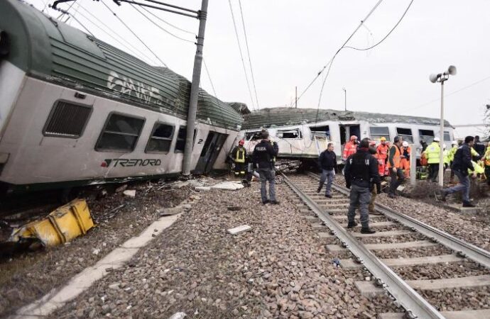 Lombardia: deraglia un treno di pendolari, si registrano morti e feriti