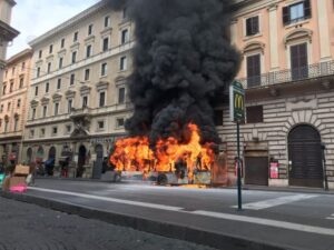 Roma: un altro autobus divorato dalle fiamme