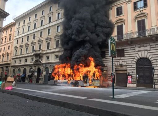 Roma: un altro autobus divorato dalle fiamme