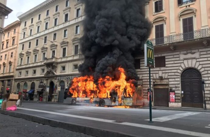 Roma: un altro autobus divorato dalle fiamme