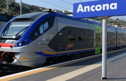 Marche: Fs consegna un nuovo treno Jazz