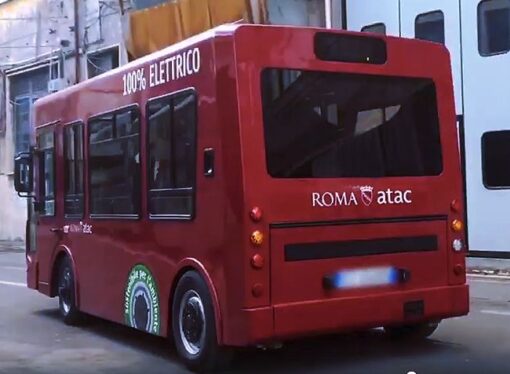 Roma: a fuoco un bus elettrico
