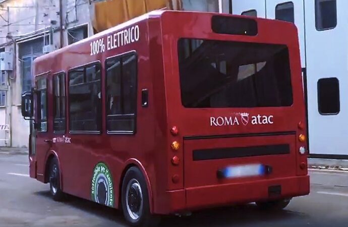 Roma: a fuoco un bus elettrico