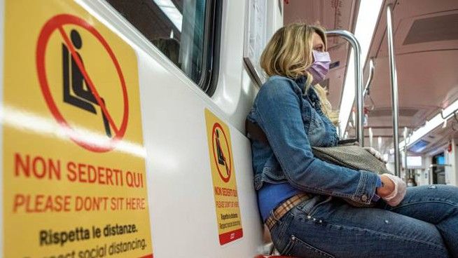 Milano: Atm, già installata la segnaletica per il distanziamento sui mezzi pubblici, in arrivo anche i tutor