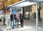 BOLZANO. FERMATE DEI BUS: A MONGUELFO MONTATA LA PRIMA DELLE 420 NUOVE PENSILINE