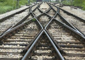 Omnicom entra nell’orbita di Hitachi Rail
