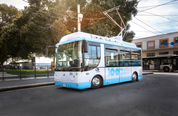Cagliari: Ctm, presentato il primo bus elettrico a pantografo