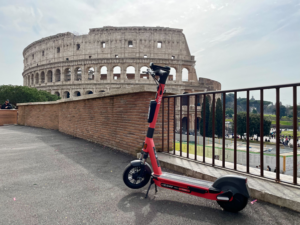 Sbarcano a Roma i nuovi monopattini V5 di Voi Technology