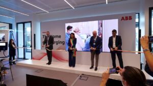 ABB E-mobility  inaugura il suo più grande impianto di produzione di stazioni di ricarica in corrente continua in Italia