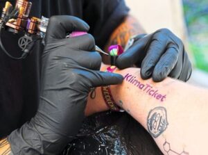 Austria: abbonamento annuale gratuito ai mezzi pubblici per chi si fa un tatuaggio per il clima