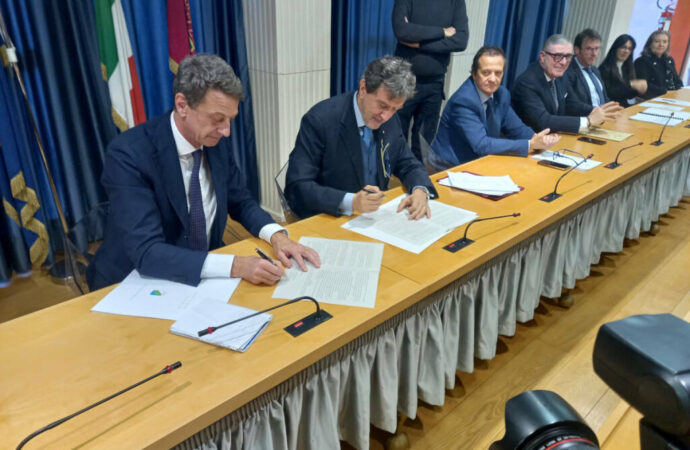 Abruzzo: firmato il nuovo contratto di servizio con Trenitalia
