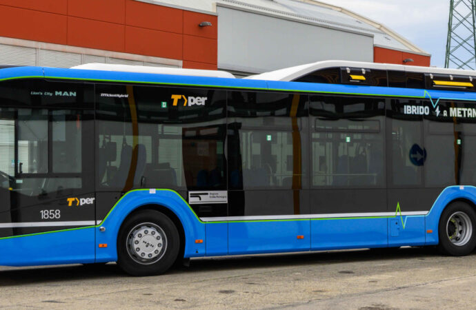 Bologna: Tper, presentati 22 bus ibridi a metano per le extraurbane