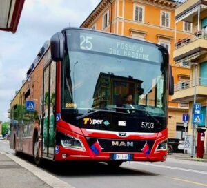 Bologna in Champions League: in città anche i bus Tper si vestono di rossoblù