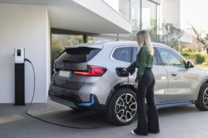 Ricaricare l’auto in vacanza: arrivano le colonnine Daze negli hotel