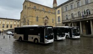 Arezzo: AT, presentati 3 dei 5 nuovi bus in dotazione da gennaio