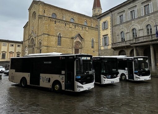 Arezzo: AT, presentati 3 dei 5 nuovi bus in dotazione da gennaio