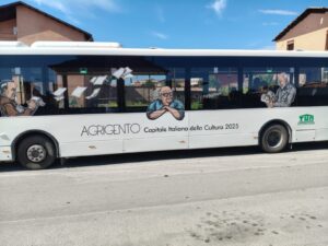 TUA vara i “Bus della Cultura”, Pirandello, Sciascia e Camilleri ritratti a bordo per celebrare Agrigento