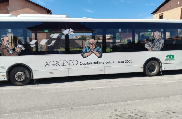 TUA vara i “Bus della Cultura”, Pirandello, Sciascia e Camilleri ritratti a bordo per celebrare Agrigento