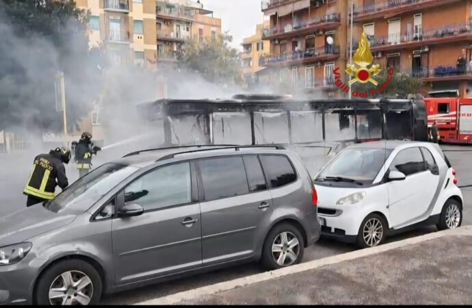 Roma: ATAC, fiamme da un monopattino elettrico a bordo provocano incendio bus linea 557