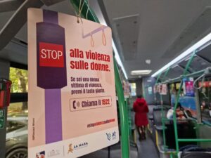 Toscana: sui bus di At la campagna STOP alla violenza sulle donne