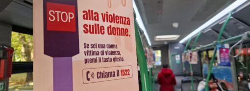 Toscana: sui bus di At la campagna STOP alla violenza sulle donne