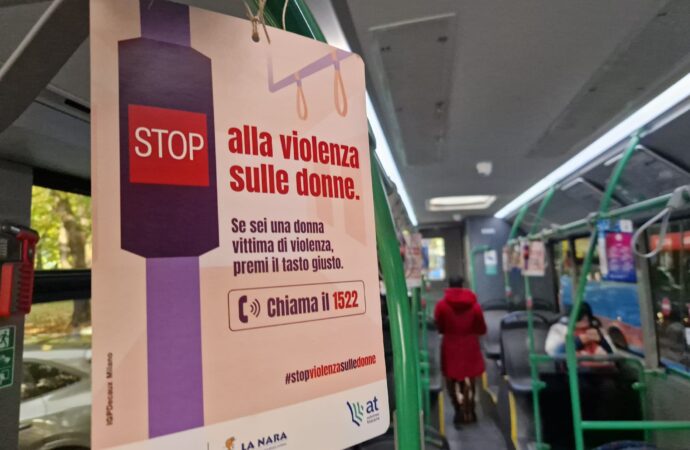 Toscana: sui bus di At la campagna STOP alla violenza sulle donne