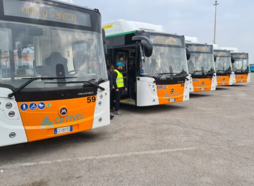 Arriva Veneto: a Chioggia presentati 5 nuovi autobus a metano per il trasporto urbano