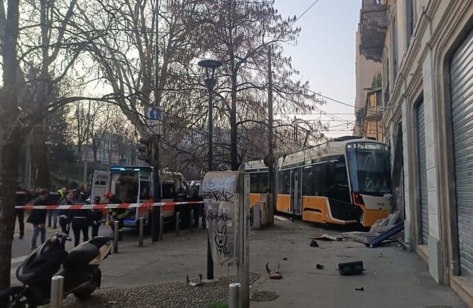 Milano: deraglia un tram, due morti e oltre 40 feriti