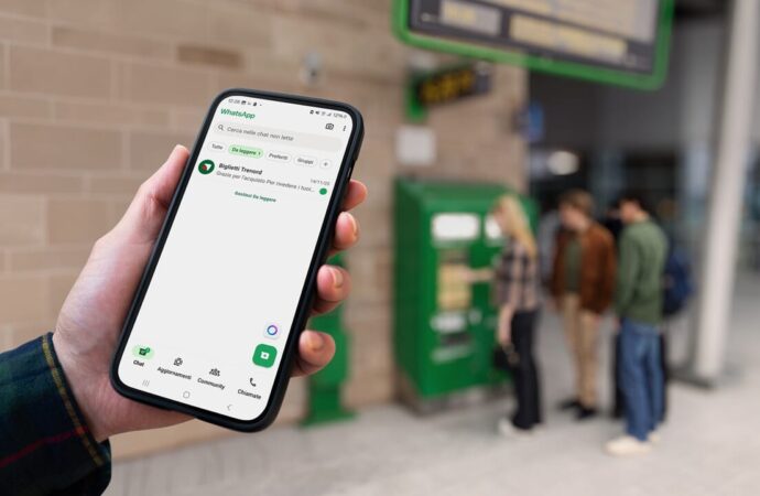 Milano: il biglietto di Trenord sbarca su “WhatsApp”